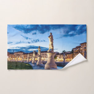 Rangée de statues illuminées à Padova