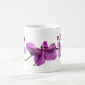 Rangée d'orchidée sur le blanc tasse blanche (Centre)