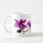 Rangée d'orchidée sur le blanc tasse blanche (Gauche)