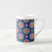 Rangoli Fleurs Pois sur Blue Bone China Mug (Droite)