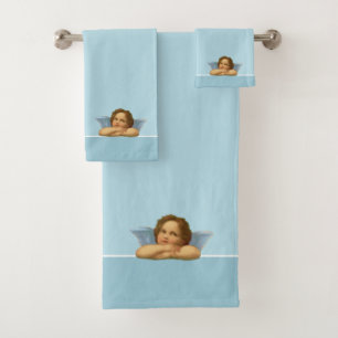 Raphaël Cherub élégant sur fond bleu clair