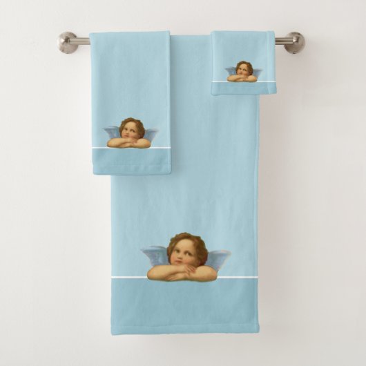 Raphaël Cherub élégant sur fond bleu clair (En situation)