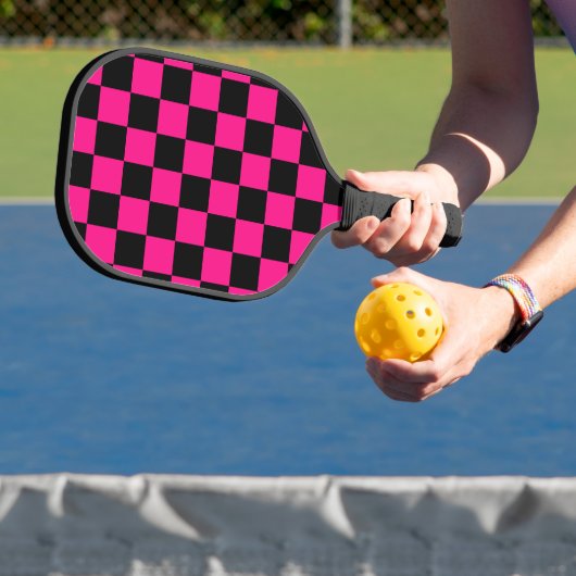 Raquette De Pickleball à damiers carré rose chaud noir rétro géométrique (Insitu)