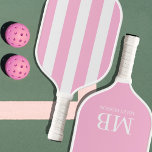 Raquette De Pickleball Aesthétique Country Club Pink Stripes Monogramme m<br><div class="desc">Voici l'exemple de l'élégance sur le terrain de pickleball - notre Paddle de Pickleball Pink and White Striped personnalisé, une création intemporelle qui mêle harmonieusement la sophistication de l'esthétique de l'ancien argent à l'excitation du pickleball. Conçu pour ceux qui apprécient les plus belles choses de la vie, cette pagaie présente...</div>