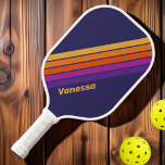 Raquette De Pickleball Arc-en-ciel de raisin vintage avec nom<br><div class="desc">L'arc-en-ciel Vintage de raisin rayé avec le nom Pickleball Paddle apporte un mélange vibrant de bandes arc-en-ciel d'inspiration rétro dressées contre un riche arrière - plan aux tons vifs, créant une déclaration ludique mais audacieuse sur le terrain. Idéal pour les joueurs qui aiment mettre en valeur leur personnalité, cette pagaie...</div>