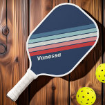 Raquette De Pickleball Bleu nautique vintage trié avec nom<br><div class="desc">Le bleu marine Vintage rayé avec le nom Pickleball Paddle apporte une touche maritime rafraîchissante à votre jeu avec ses bandes bleues riches qui évoquent l'essence apaisante de l'océan. Parfait pour les joueurs qui apprécient un look classique mais élégant, cette pagaie allie harmonieusement charme vintage et touche contemporaine. L'option de...</div>