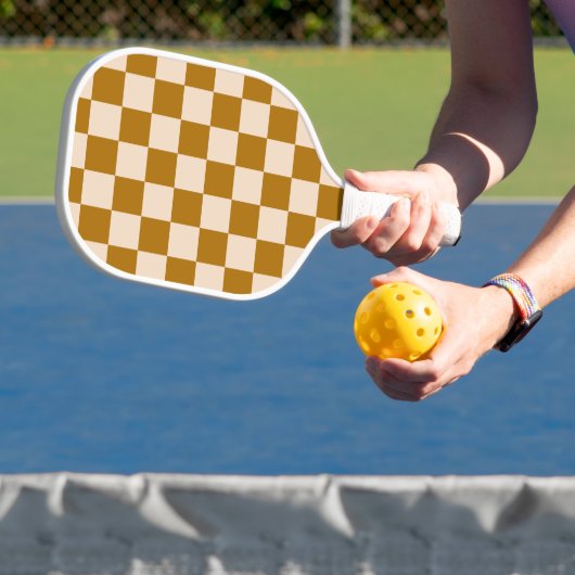 Raquette De Pickleball Brown and beige checkerboard pattern (Insitu)