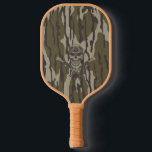 Raquette De Pickleball Camo Bottomland Vintage classique fusil et crâne<br><div class="desc">Le Bottomland Camo Vintage Classic Rifle and Skull Illustration présente un design unique mêlant les motifs de camouflage traditionnels Bottomland avec des fusils d'assaut vintages audacieux et un motif crânien. Le camouflage offre une esthétique terrestre robuste, tandis que le fusil et le crâne apportent une touche classique et pointue, parfaite...</div>