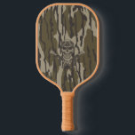 Raquette De Pickleball Camo Bottomland Vintage classique fusil et crâne<br><div class="desc">Le Bottomland Camo Vintage Classic Rifle and Skull Illustration présente un design unique mêlant les motifs de camouflage traditionnels Bottomland avec des fusils d'assaut vintages audacieux et un motif crânien. Le camouflage offre une esthétique terrestre robuste, tandis que le fusil et le crâne apportent une touche classique et pointue, parfaite...</div>