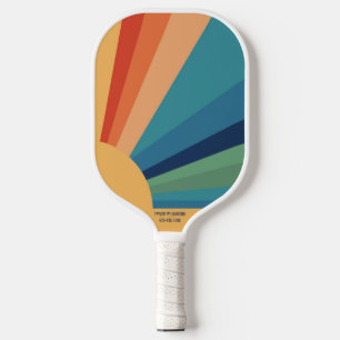 Raquette De Pickleball Coloré Retro Rainbow Sun Nom du texte personnalisé