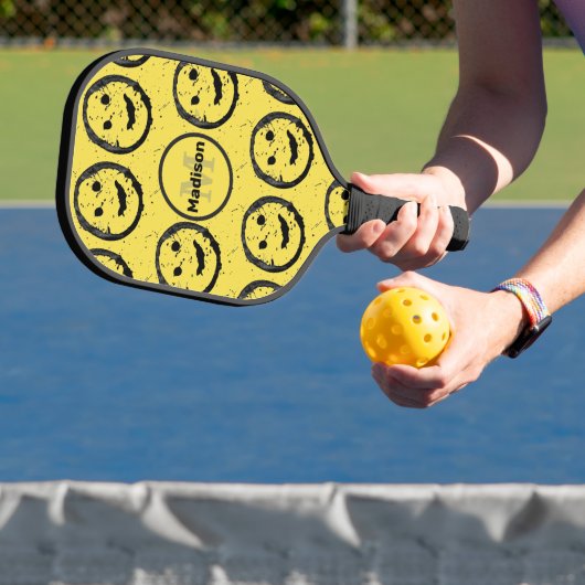Raquette De Pickleball Cool Happy Smiling face motif jaune Monogramme (Insitu)