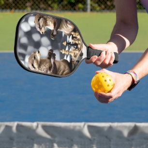 Raquette De Pickleball Deux Otters Jouant Aux Échecs,