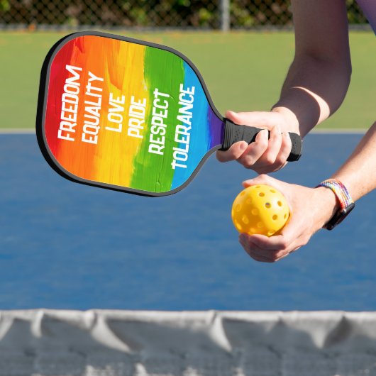 Raquette De Pickleball Drapeau arc-en-ciel Pickleball LGBTQ - Inclusive (Insitu)