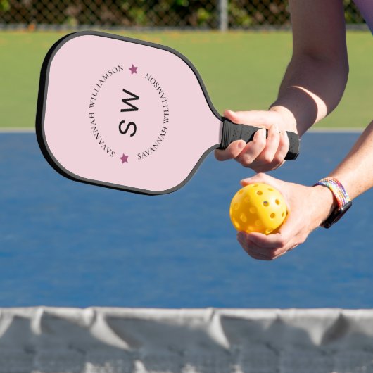 Raquette De Pickleball Élégant monogramme personnalisé rose (Insitu)