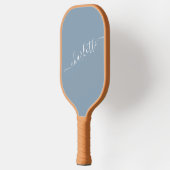 Raquette De Pickleball Élégant Nom Moderne de Style Script Bleu Poussiére (Gauche)