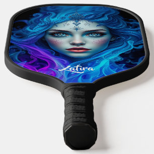 Raquette De Pickleball Femme mystérieuse émergeant de flammes bleues et v