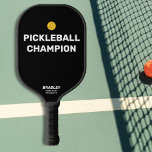Raquette De Pickleball Funny Pickleball Champion Nom du texte personnalis<br><div class="desc">Vous connaissez sûrement quelqu'un qui mérite cette amusante pagaie de pickleball qui dit "Champion de Pickleball". Le design comporte du texte en gras blanc qui est défini sur un arrière - plan noir et est mis en surbrillance par un pickleball jaune (vous pouvez facilement changer la couleur arrière - plan)....</div>