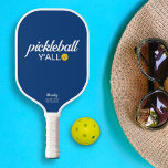 Raquette De Pickleball Funny Pickleball Y'all Nom du texte personnalisé<br><div class="desc">Hé, Y'all, jouons tous au pickleball ! Cette amusante pagaie à pickleball dit "pickleball y'all" dans un texte blanc gras qui est mis contre un arrière - plan bleu et mis en évidence par un pickleball jaune (vous pouvez facilement changer la couleur arrière - plan). Ajoutez 2 lignes de texte...</div>