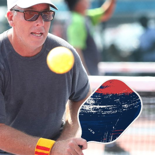 Raquette De Pickleball Initiales monogrammées avec peinture grunge rouge 