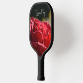 Raquette De Pickleball Jolie Rose rouge avec nom et monogramme (Gauche)