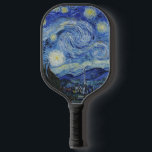 Raquette De Pickleball La peinture classique de Van Gogh La nuit étoilée<br><div class="desc">"La nuit étoilée" (1889) de Vincent van Gogh est l'une de ses oeuvres les plus célèbres et captivantes, connue pour ses cieux tourbillonnants, ses étoiles brillantes et ses coups de pinceau audacieux. Le tableau présente un ciel nocturne animé, rempli de motifs tourbillonnants de bleus et de jaunes. Les étoiles sont...</div>