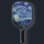 Raquette De Pickleball La peinture classique de Van Gogh La nuit étoilée<br><div class="desc">"La nuit étoilée" (1889) de Vincent van Gogh est l'une de ses oeuvres les plus célèbres et captivantes, connue pour ses cieux tourbillonnants, ses étoiles brillantes et ses coups de pinceau audacieux. Le tableau présente un ciel nocturne animé, rempli de motifs tourbillonnants de bleus et de jaunes. Les étoiles sont...</div>