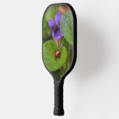 Raquette De Pickleball Ladybug sur les fleurs de violet doux (Gauche)
