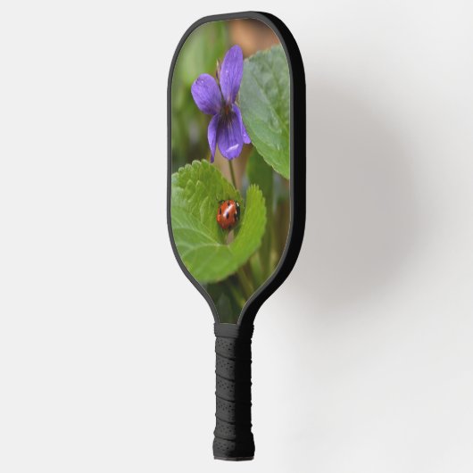 Raquette De Pickleball Ladybug sur les fleurs de violet doux (Gauche)