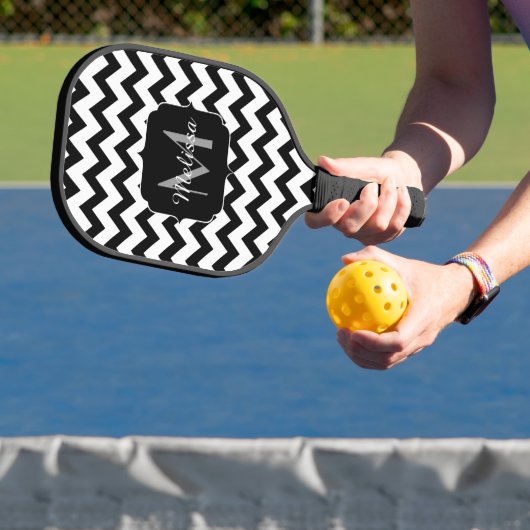Raquette De Pickleball Lignes simples de motif en chevron noir Monogram (Insitu)