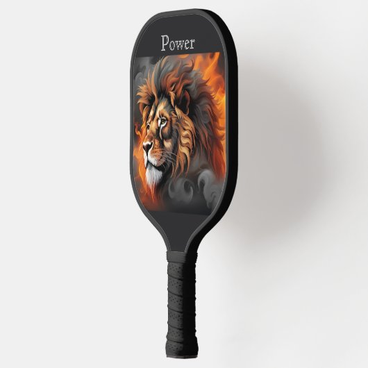 Raquette De Pickleball Lion Fire. Mots et Monogramme personnalisables. (Gauche)