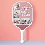 Raquette De Pickleball Meilleure maman Pickleball jamais personnalisée 4<br><div class="desc">Offrez un cadeau amusant à votre maman du pickleball avec notre meilleure maman du pickleball personnalisée jamais! paddle personnalisé. Design caractéristiques "Best Pickleball Mom ever" conçu dans un design de typographie moderne. Personnalisez avec un monogramme à l'avant et à l'arrière avec quatre photos spéciales affichées dans un montage simple. Faites...</div>