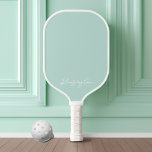 Raquette De Pickleball Minuscule Conte Moderne Stylish Script Nom personn<br><div class="desc">Découvrez le terrain de pickleball avec notre pagaie de pickleball design et moderne. Arrière - plan et police peuvent être changés dans l'outil de design Zazzle. Conception par Moodthology Papery</div>