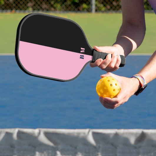 Raquette De Pickleball Modern Pink And Black Monogram Custom (Insitu)