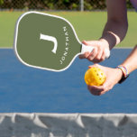 Raquette De Pickleball Monogramme classique minimal vert olive<br><div class="desc">Masculine design moderne dispose d'un arrière - plan vert olive avec un modèle facile d'utilisation pour une lettre simple et nom dans le style classique de l'apprentissage professionnel. La conception se répète à l'envers. Un cadeau parfait pour lui.</div>