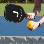 Raquette De Pickleball Monogramme classique noir minimal<br><div class="desc">Masculine design moderne dispose d'arrière - plan noir avec facile d'utilisation modèle pour une lettre simple et nom dans le style classique de l'apprentissage professionnel. La conception se répète à l'envers. Un cadeau parfait pour lui.</div>