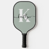 Raquette De Pickleball Monogramme de style moderne vert sauge (Verso)