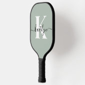 Raquette De Pickleball Monogramme de style moderne vert sauge (Gauche)