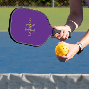 Raquette De Pickleball Monogramme gris et nom doré sur violet royal