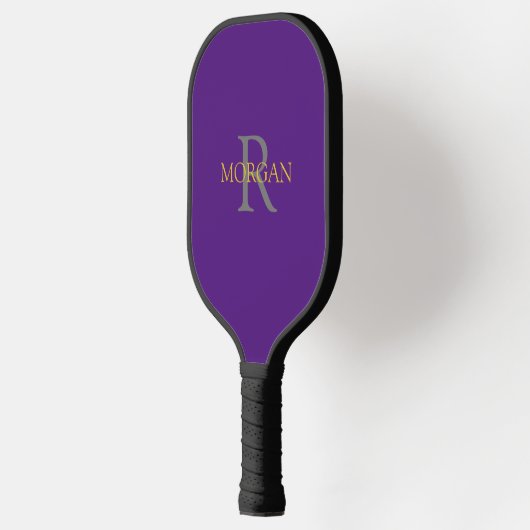Raquette De Pickleball Monogramme gris et nom or sur Royal Purple (Gauche)
