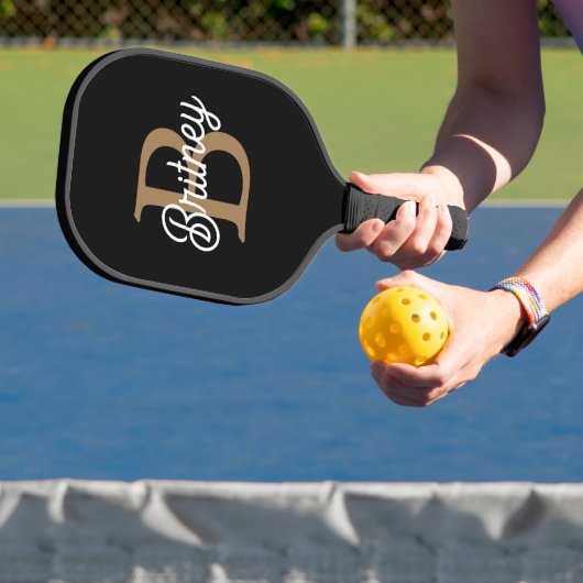 Raquette De Pickleball Monogramme moderne élégant Nom Black Gold Script (Insitu)