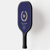 Raquette De Pickleball Monogramme moderne Wreath Navy Blue Retirement (Gauche)