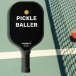 Raquette De Pickleball Nom de texte personnalisé Funny Pickleballer<br><div class="desc">Vous serez un succès sur le terrain avec cette amusante pagaie à pickleball qui dit "Pickle Baller" et est surligné avec un pickleball jaune. Le texte en gras blanc est défini sur un arrière - plan noir mais vous pouvez facilement changer la couleur. Ajoutez 2 lignes de texte personnalisé à...</div>