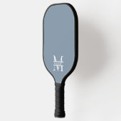 Raquette De Pickleball Personnalisé Elegant Dusty Blue Monogramme et nom (Gauche)