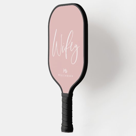 Raquette De Pickleball Pink Modern Minimal Wifey Script Nom personnalisé (Gauche)