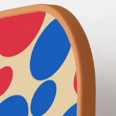 Raquette De Pickleball Points Rouge Et Bleu Sur Tan (Détail gauche)