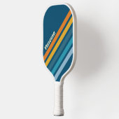Raquette De Pickleball Rayures en angle avec nom sous soleil bleu (Gauche)