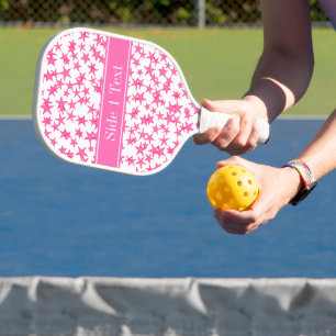 Raquette De Pickleball Rose Chaud 2 Étoiles Fond Blanc, Monogramme Nom Ro