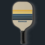 Raquette De Pickleball Sable de plage vintage à travers la bande avec le<br><div class="desc">Vintage Beach Sand Across Striping with Name Pickleball Paddle évoque l'énergie chaude et détendue des rivages ensoleillés, mêlant des tons doux et sablonneux avec un mouvement subtil qui apporte rythme à chaque rassemblement. Son design fluide ajoute personnalité et style à chaque match, transformant chaque moment sur la cour en une...</div>