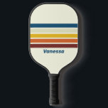Raquette De Pickleball Striage vintage à cinq côtés avec nom<br><div class="desc">Striping vintage Cinq Acroses avec nom Pickleball Paddle apporte un sens du style intemporel et de l'énergie ludique à la cour, avec son motif audacieux suggérant rythme et mouvement à chaque balançoire. Son design évoque le charme du sport classique tout en permettant l'expression personnelle, ce qui donne à chaque rassemblement...</div>