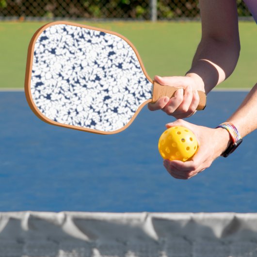 Raquette De Pickleball un arrière - plan blanc et bleu avec un motif (Insitu)